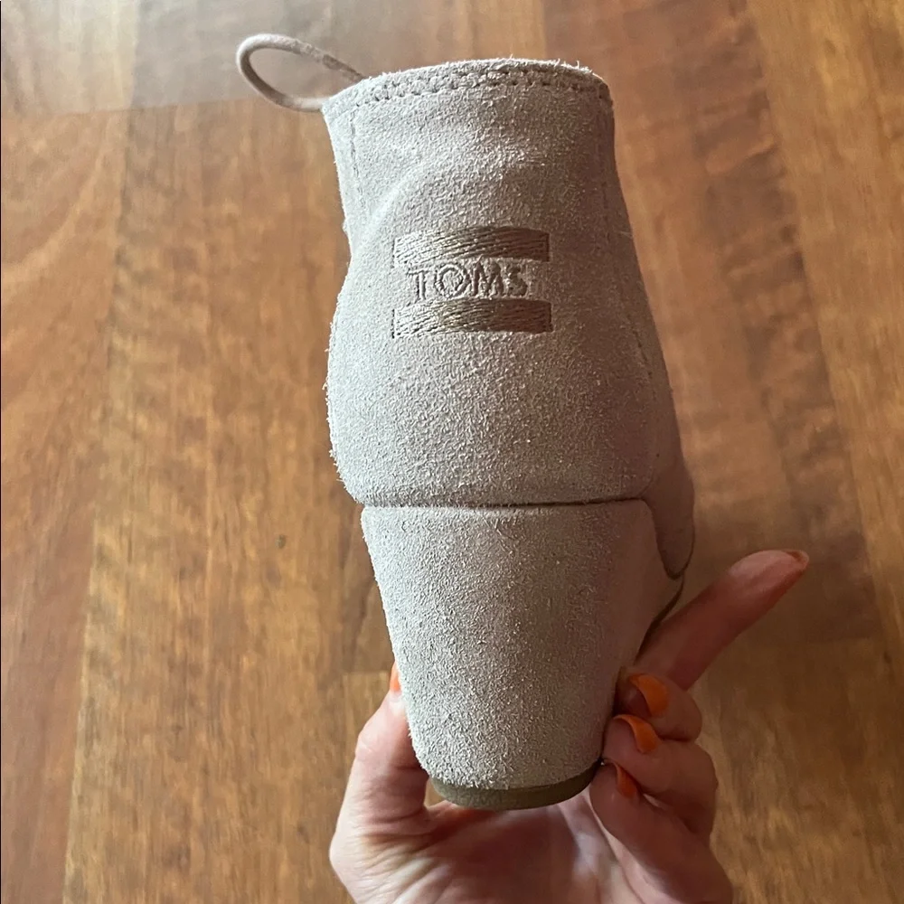 Like new Toms Light Gray Suede Wedge Ankle Boots - Picture 6 of 13
